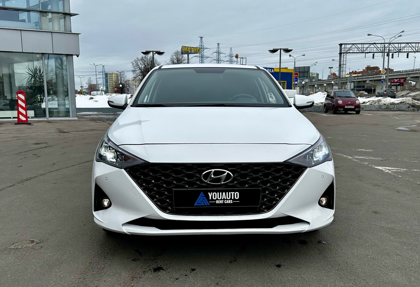 Аренда hyundai solaris эконом класса 2022 года в городе Москва от 2700 руб./сутки, передний привод, двигатель: бензин, объем 1.6 литров, каско (Мультидрайв), ОСАГО (Мультидрайв), без водителя, недорого, вид 2 - RentRide