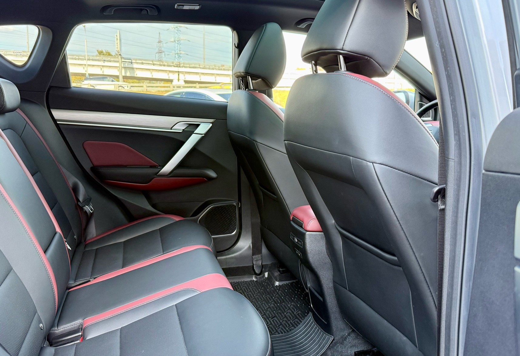 Аренда geely coolray комфорт класса 2024 года в городе Москва от 3200 руб./сутки, передний привод, двигатель: бензин, объем 1.5 литров, каско (Мультидрайв), ОСАГО (Мультидрайв), без водителя, недорого, вид 8 - RentRide