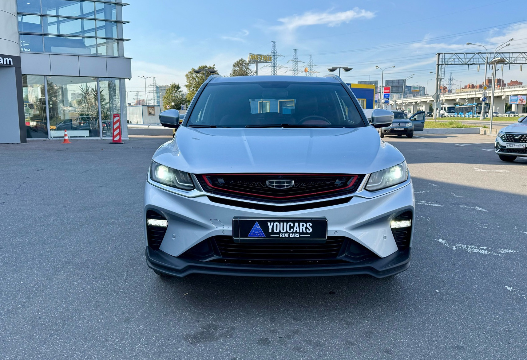 Аренда geely coolray комфорт класса 2024 года в городе Москва от 3200 руб./сутки, передний привод, двигатель: бензин, объем 1.5 литров, каско (Мультидрайв), ОСАГО (Мультидрайв), без водителя, недорого, вид 2 - RentRide