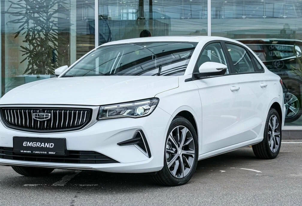 Аренда geely emgrand-ec7 комфорт класса 2024 года в городе Москва от 3200 руб./сутки, передний привод, двигатель: бензин, объем 1.6 литров, ОСАГО (Мультидрайв), без водителя, недорого - RentRide