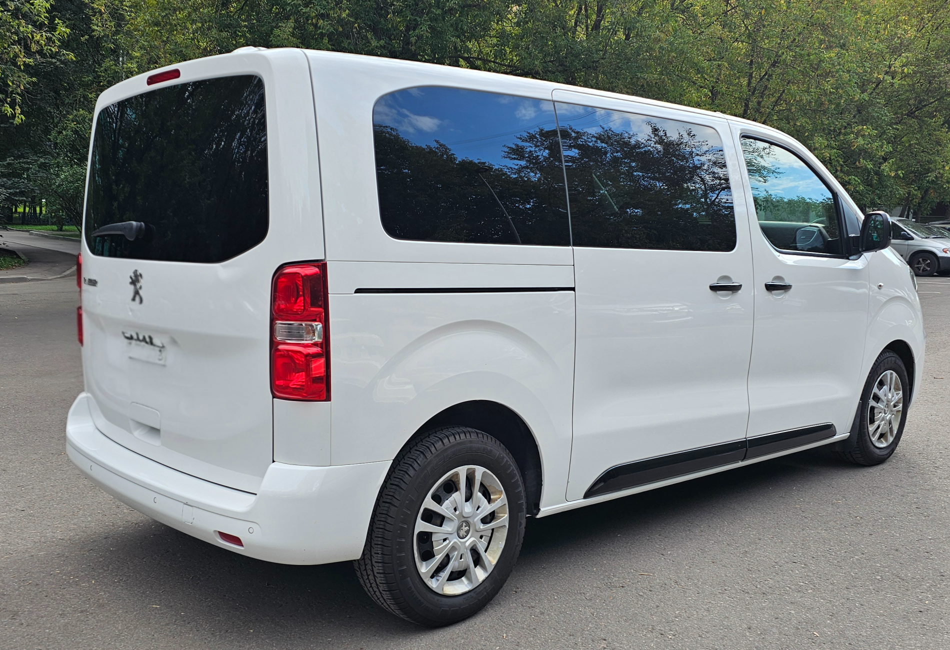 Аренда peugeot traveller 2019 года в городе Москва Пражская от 6500 руб./сутки, передний привод, двигатель: дизель, объем 2 литра, ОСАГО (Мультидрайв), без водителя, недорого, вид 2 - RentRide