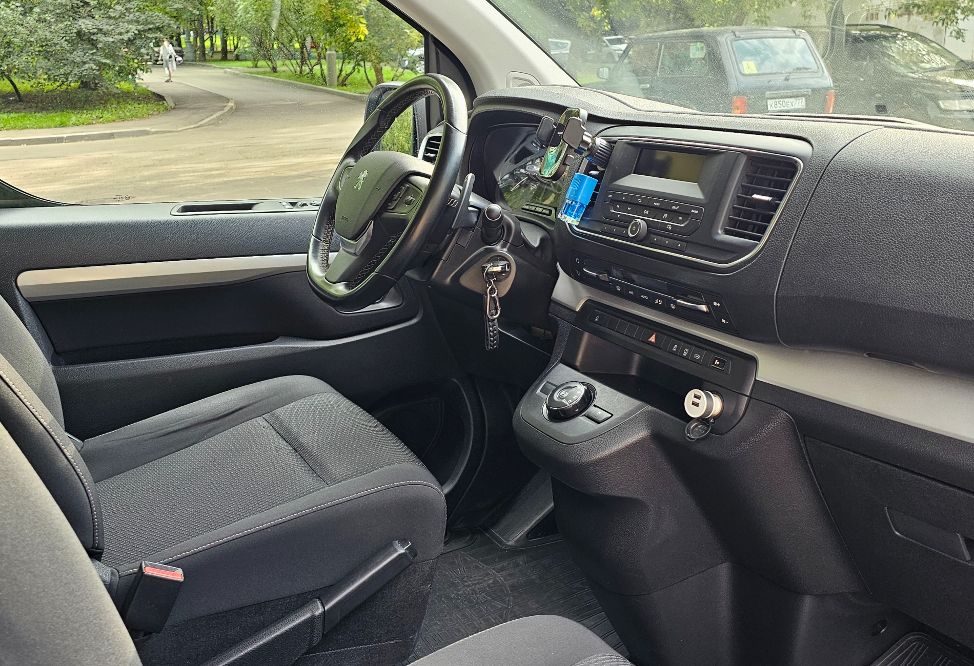 Аренда peugeot traveller 2019 года в городе Москва Пражская от 6500 руб./сутки, передний привод, двигатель: дизель, объем 2 литра, ОСАГО (Мультидрайв), без водителя, недорого, вид 3 - RentRide