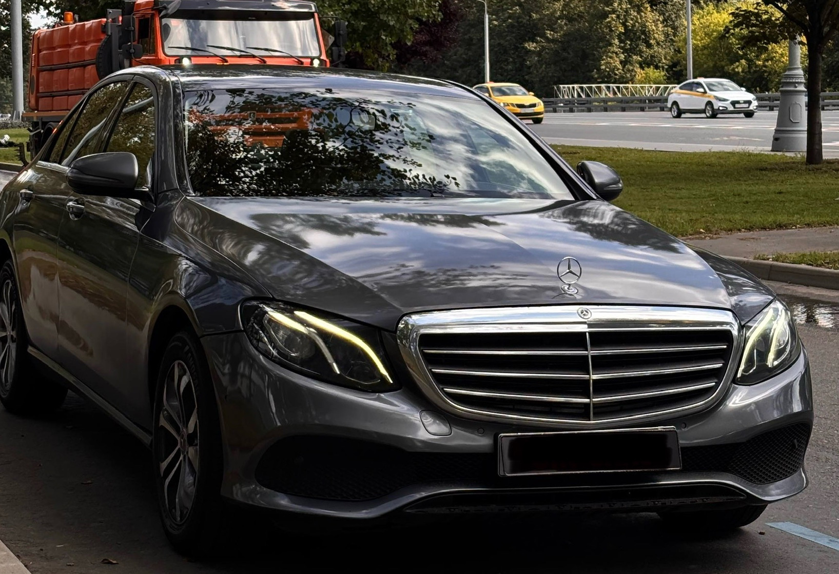 Аренда mercedes-benz e-klass бизнес класса 2018 года в городе Москва Нагорная от 7992 руб./сутки, полный привод, двигатель: бензин, объем 2 литра, ОСАГО (Впишу в полис), без водителя, недорого - RentRide