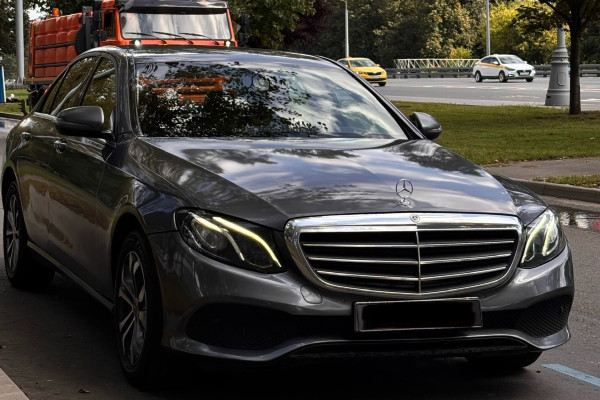 Прокат авто mercedes-benz e-klass бизнес класса 2018 года в городе Москва Нагорная от 7992 руб./сутки, полный привод, двигатель: бензин, объем 2 литра, ОСАГО (Впишу в полис), без водителя, недорого - RentRide