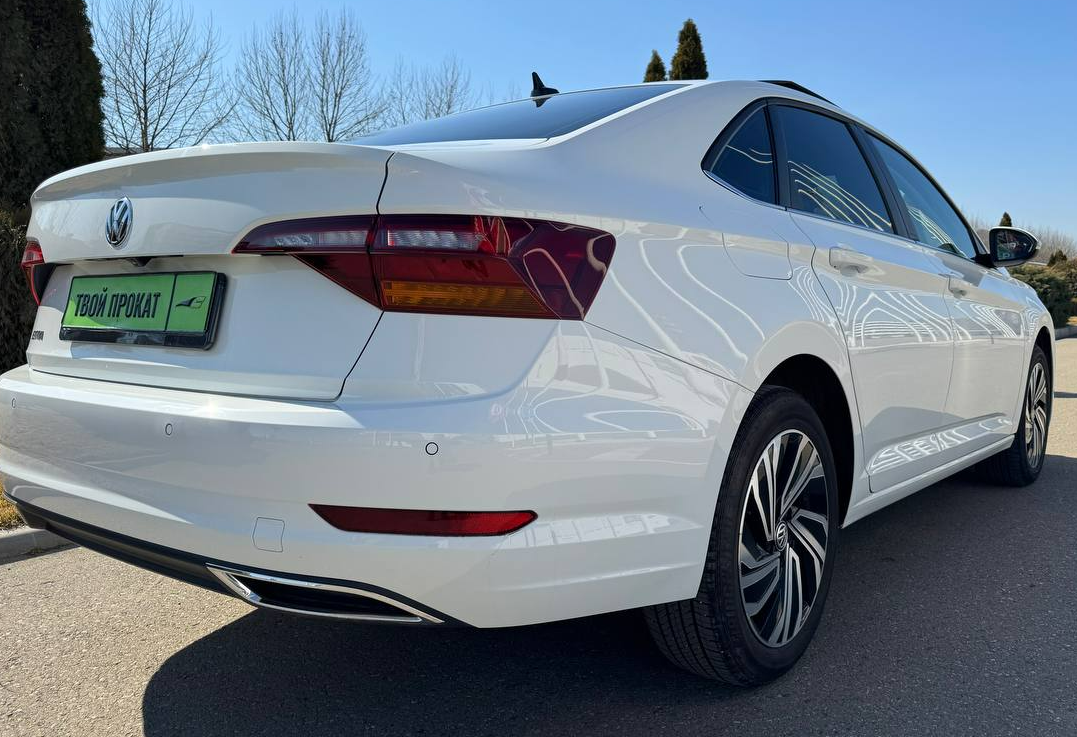 Аренда volkswagen jetta комфорт класса 2021 года в городе Москва от 4400 руб./сутки, передний привод, двигатель: бензин, объем 1.4 литра, ОСАГО (Мультидрайв), без водителя, недорого, вид 2 - RentRide