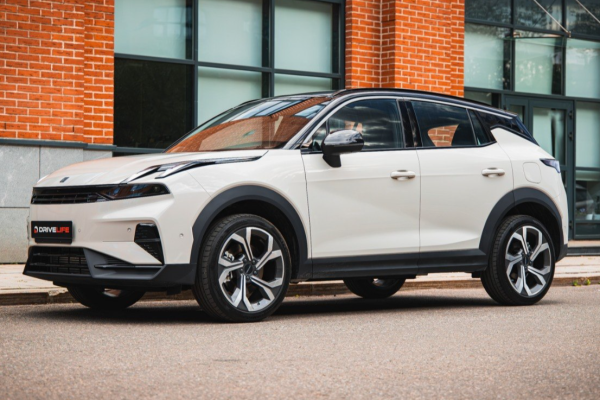Прокат авто lynkco lynkco бизнес класса 2026 года в городе Москва Лермонтовский проспект от 5520 руб./сутки, передний привод, двигатель: бензин, объем 1.5 литров, ОСАГО (Мультидрайв), без водителя, недорого - RentRide