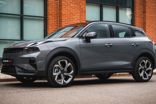 Прокат авто lynkco lynkco бизнес класса 2026 года в городе Москва Лермонтовский проспект от 5520 руб./сутки, передний привод, двигатель: бензин, объем 1.5 литров, ОСАГО (Мультидрайв), без водителя, недорого - RentRide
