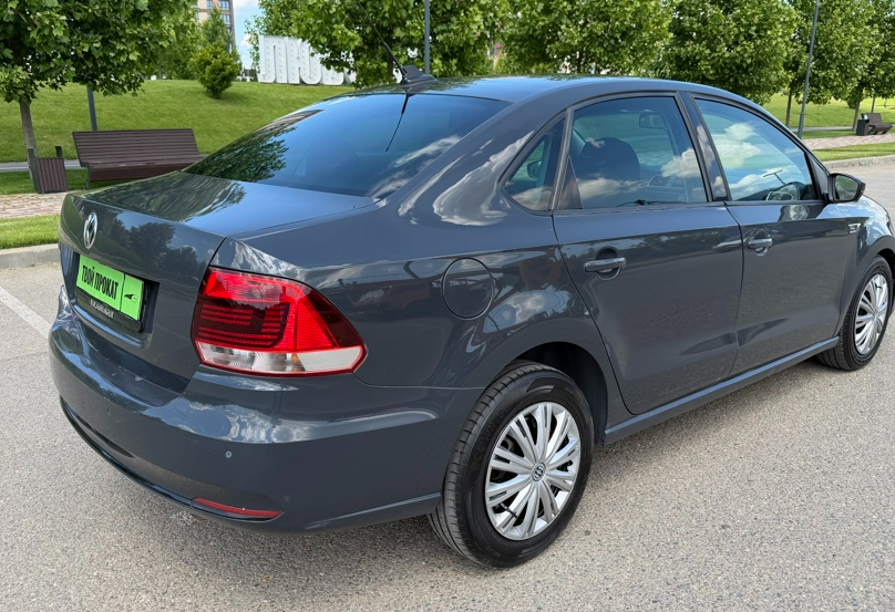 Аренда volkswagen polo эконом класса 2018 года в городе Москва от 2800 руб./сутки, передний привод, двигатель: бензин, объем 1.6 литров, ОСАГО (Мультидрайв), без водителя, недорого, вид 4 - RentRide