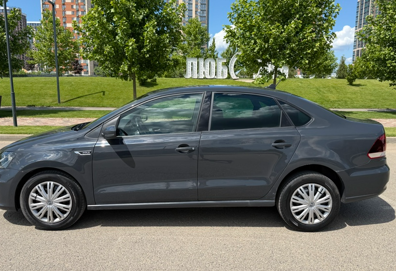 Аренда volkswagen polo эконом класса 2018 года в городе Москва от 2800 руб./сутки, передний привод, двигатель: бензин, объем 1.6 литров, ОСАГО (Мультидрайв), без водителя, недорого, вид 2 - RentRide