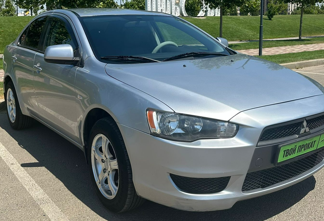 Аренда mitsubishi lancer эконом класса 2010 года в городе Москва от 2320 руб./сутки, передний привод, двигатель: бензин, объем 1.5 литров, ОСАГО (Мультидрайв), без водителя, недорого - RentRide