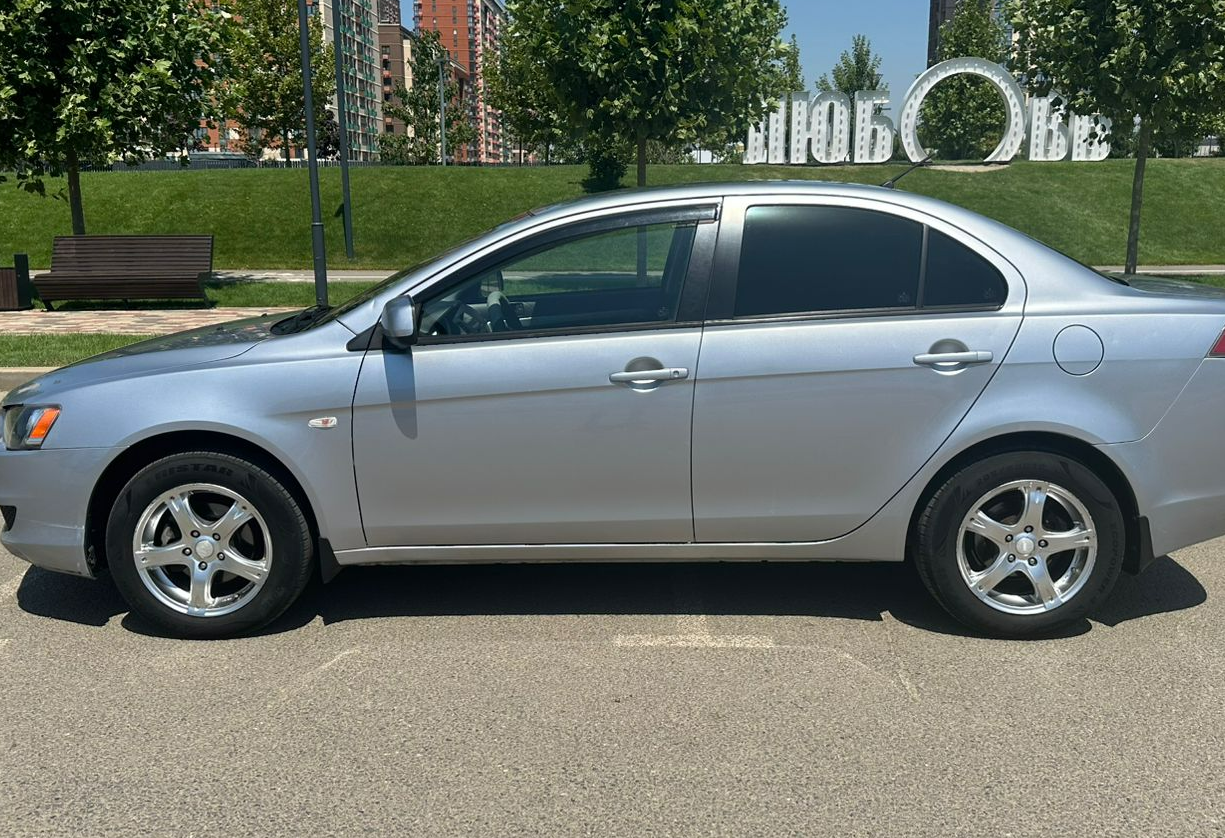 Аренда mitsubishi lancer эконом класса 2010 года в городе Москва от 2320 руб./сутки, передний привод, двигатель: бензин, объем 1.5 литров, ОСАГО (Мультидрайв), без водителя, недорого, вид 2 - RentRide