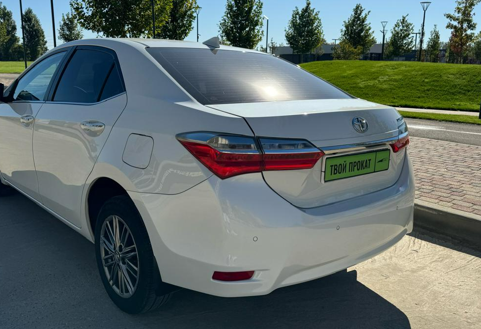 Аренда toyota corolla комфорт класса 2018 года в городе Москва от 3360 руб./сутки, передний привод, двигатель: бензин, объем 1.6 литров, ОСАГО (Мультидрайв), без водителя, недорого, вид 4 - RentRide