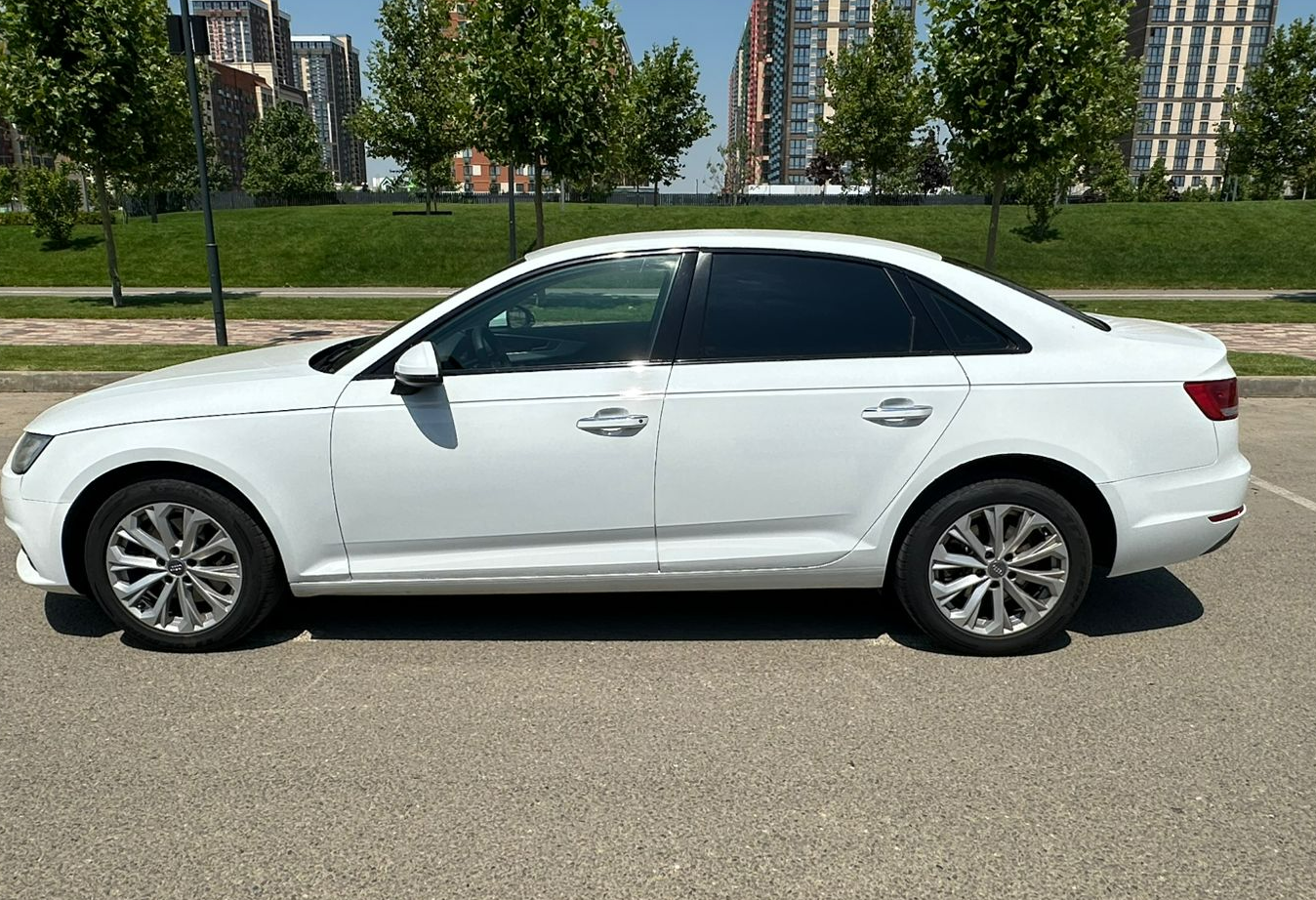 Аренда audi a4 комфорт класса 2015 года в городе Москва от 4792 руб./сутки, передний привод, двигатель: бензин, объем 1.4 литра, ОСАГО (Мультидрайв), без водителя, недорого, вид 4 - RentRide