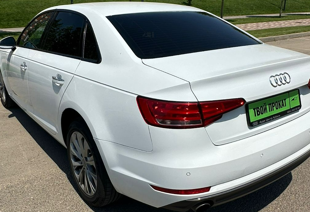 Аренда audi a4 комфорт класса 2015 года в городе Москва от 4792 руб./сутки, передний привод, двигатель: бензин, объем 1.4 литра, ОСАГО (Мультидрайв), без водителя, недорого, вид 2 - RentRide