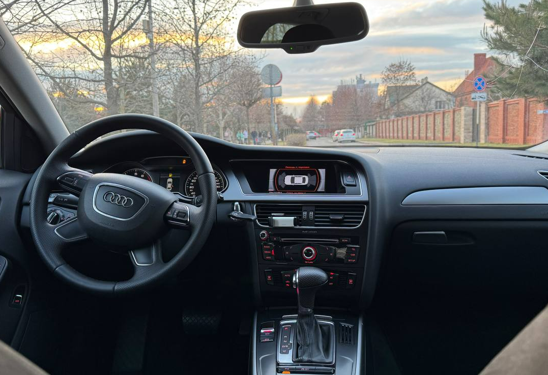 Аренда audi a4 комфорт класса 2013 года в городе Москва от 3600 руб./сутки, передний привод, двигатель: бензин, объем 1.8 литров, ОСАГО (Мультидрайв), без водителя, недорого, вид 7 - RentRide