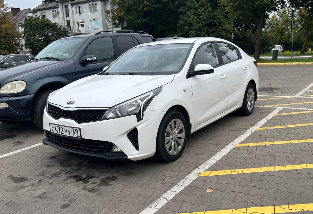 Аренда kia rio эконом класса 2021 года в городе Москва от 2400 руб./сутки, передний привод, двигатель: бензин, объем 1.4 литра, каско (Мультидрайв), ОСАГО (Впишу в полис), без водителя, недорого - RentRide