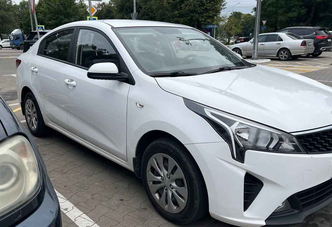 Аренда kia rio эконом класса 2021 года в городе Москва от 2400 руб./сутки, передний привод, двигатель: бензин, объем 1.4 литра, каско (Мультидрайв), ОСАГО (Впишу в полис), без водителя, недорого, вид 3 - RentRide