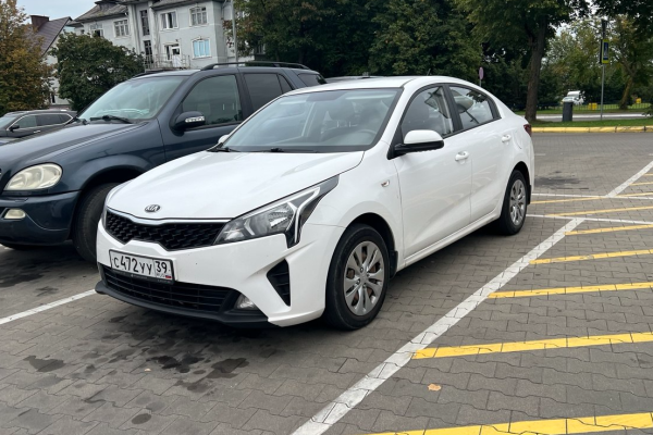 Прокат авто kia rio эконом класса 2021 года в городе Калининград от 2400 руб./сутки, передний привод, двигатель: бензин, объем 1.4 литра, каско (Мультидрайв), ОСАГО (Впишу в полис), без водителя, недорого - RentRide