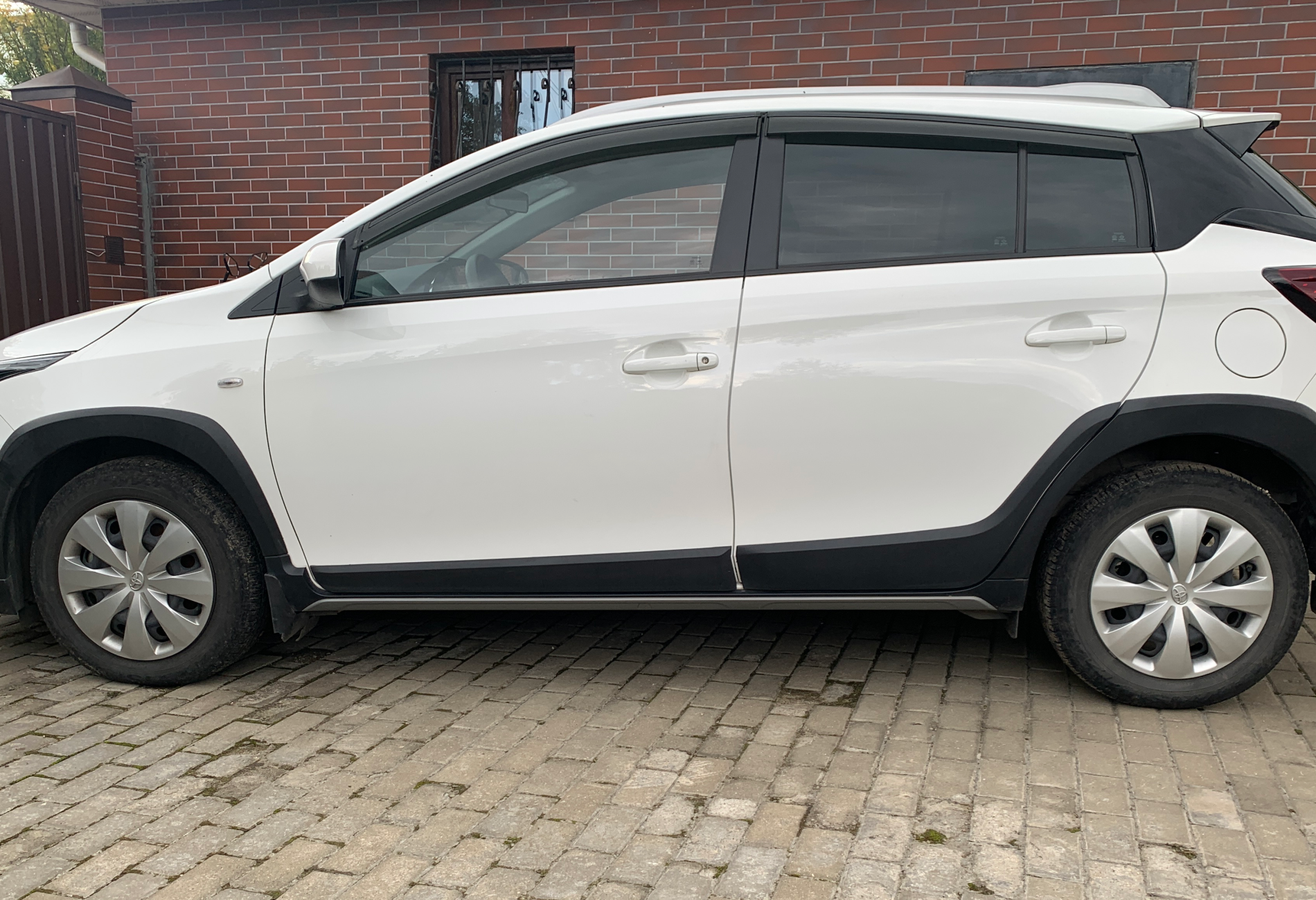 Аренда toyota yaris эконом класса 2021 года в городе Москва Люблино от 2400 руб./сутки, передний привод, двигатель: бензин, объем 1.5 литров, ОСАГО (Впишу в полис), без водителя, недорого, вид 2 - RentRide