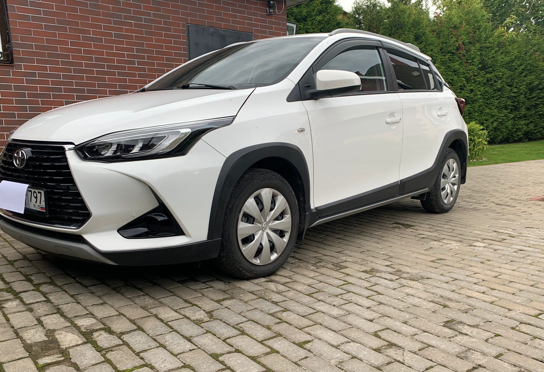 Аренда toyota yaris эконом класса 2021 года в городе Москва Люблино от 2400 руб./сутки, передний привод, двигатель: бензин, объем 1.5 литров, ОСАГО (Впишу в полис), без водителя, недорого - RentRide