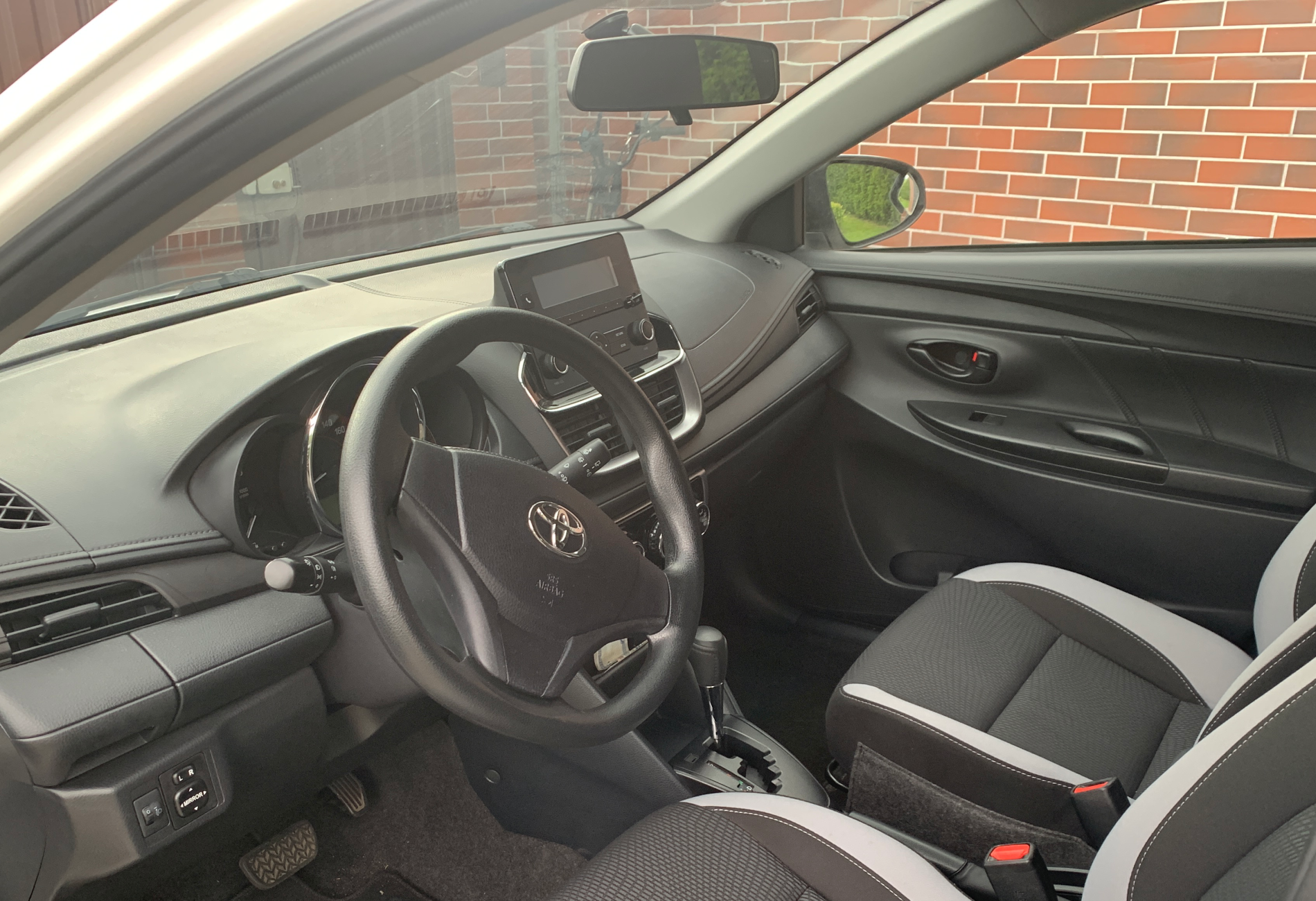 Аренда toyota yaris эконом класса 2021 года в городе Москва Люблино от 2400 руб./сутки, передний привод, двигатель: бензин, объем 1.5 литров, ОСАГО (Впишу в полис), без водителя, недорого, вид 3 - RentRide