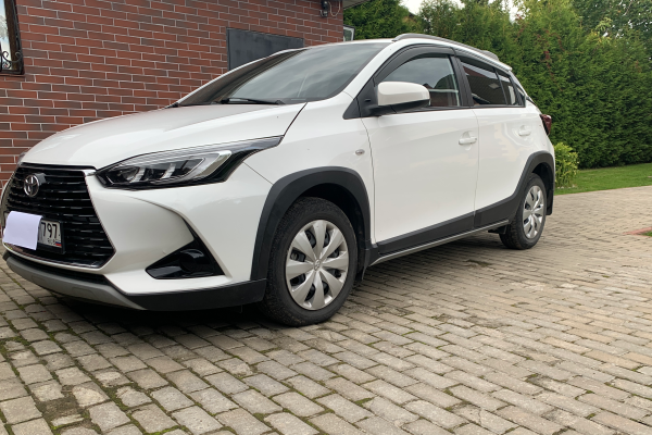 Прокат авто toyota yaris эконом класса 2021 года в городе Москва Люблино от 2400 руб./сутки, передний привод, двигатель: бензин, объем 1.5 литров, ОСАГО (Впишу в полис), без водителя, недорого - RentRide