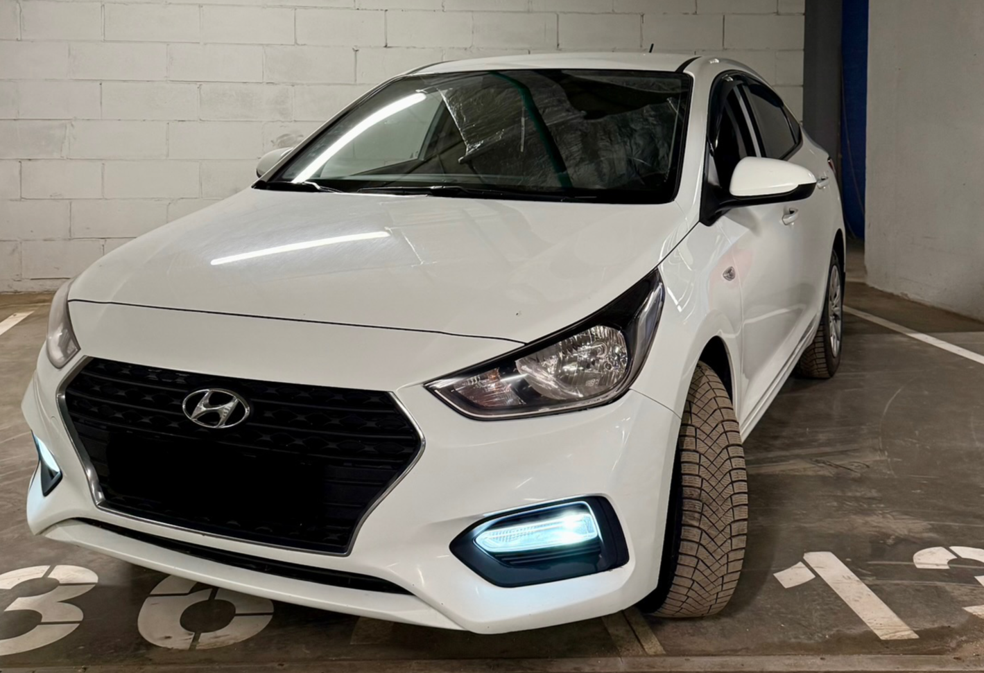 Аренда hyundai solaris эконом класса 2017 года в городе Москва Саларьево от 2050 руб./сутки, передний привод, двигатель: бензин, объем 1.6 литров, ОСАГО (Мультидрайв), без водителя, недорого - RentRide