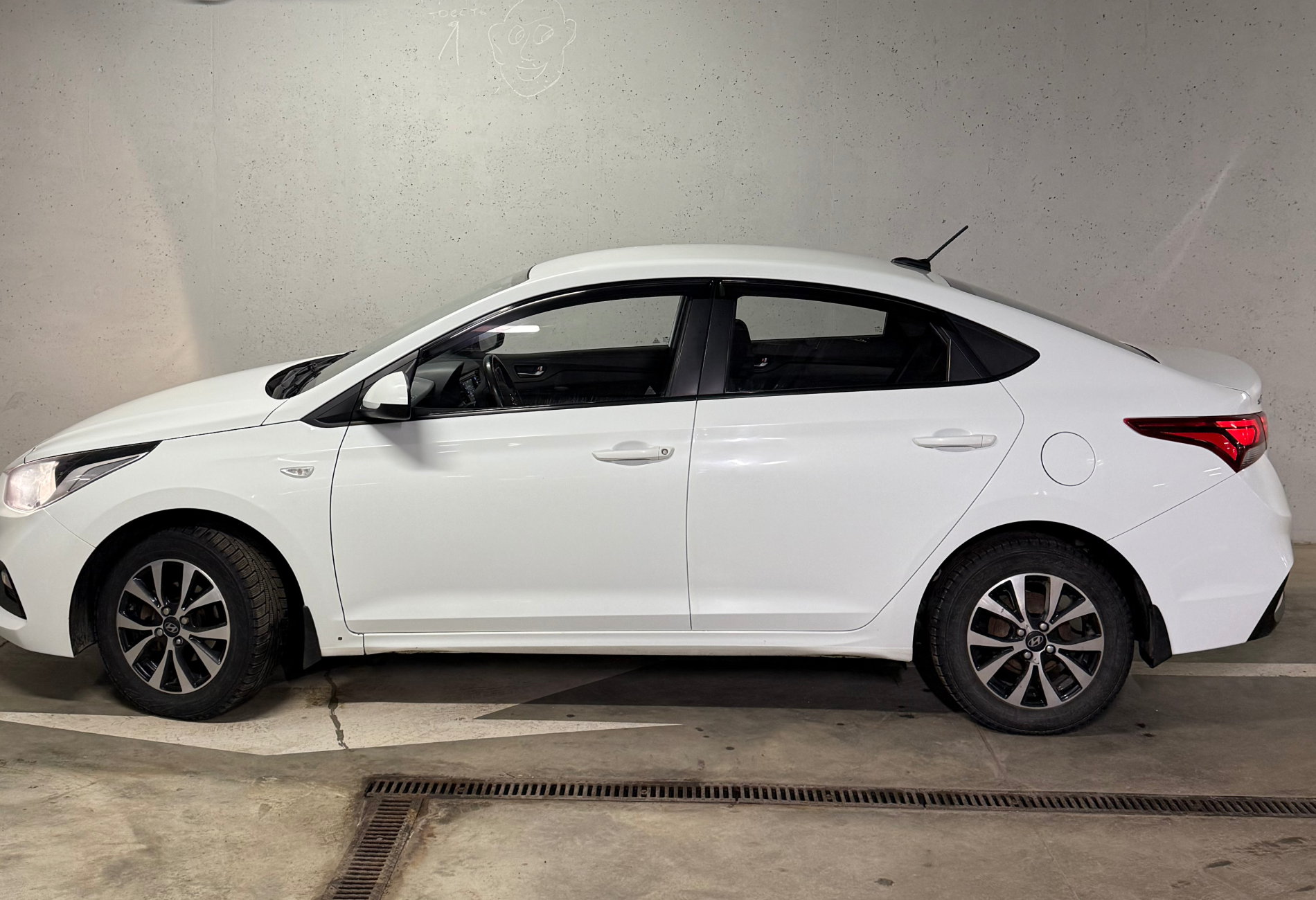 Аренда hyundai solaris эконом класса 2017 года в городе Москва Саларьево от 1780 руб./сутки, передний привод, двигатель: бензин, объем 1.6 литров, ОСАГО (Мультидрайв), без водителя, недорого, вид 2 - RentRide