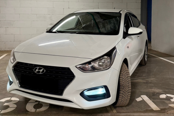 Прокат авто hyundai solaris эконом класса 2017 года в городе Москва Саларьево от 2050 руб./сутки, передний привод, двигатель: бензин, объем 1.6 литров, ОСАГО (Мультидрайв), без водителя, недорого - RentRide