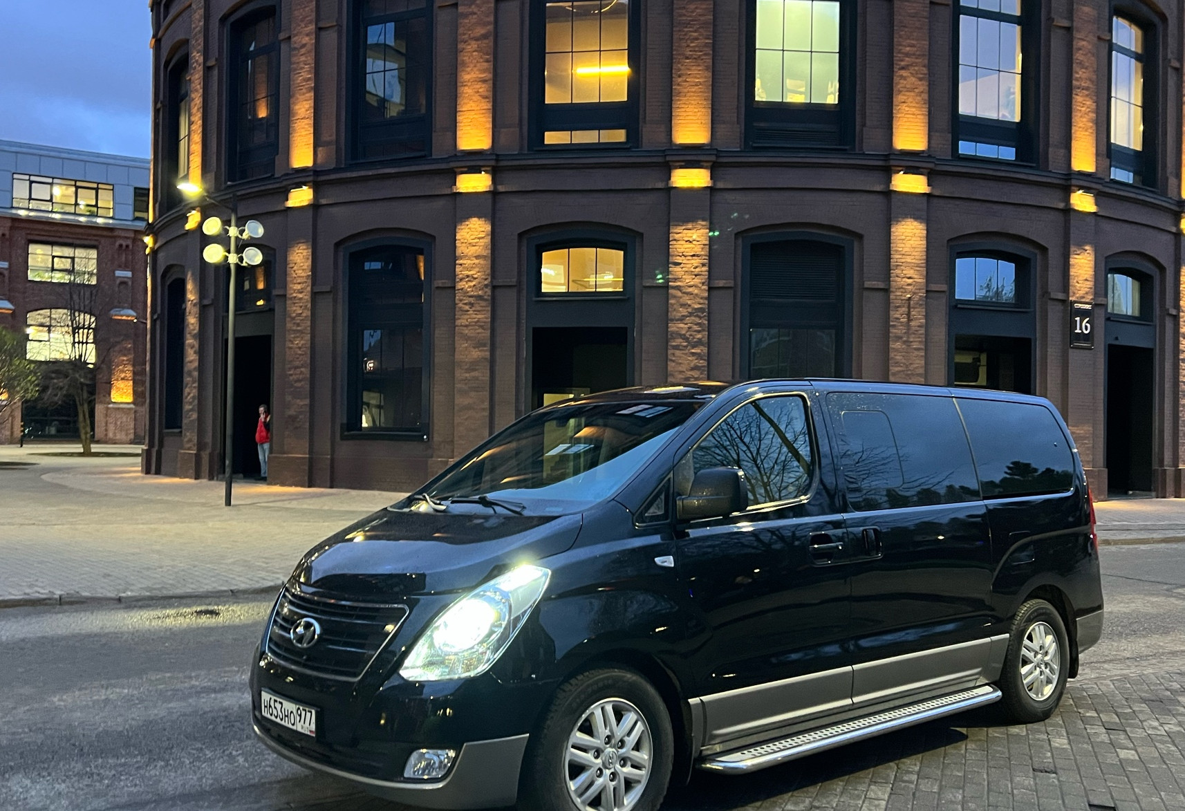 Аренда hyundai h-1 2016 года в городе Москва Бульвар Рокоссовского от 4500 руб./сутки, задний привод, двигатель: дизель, объем 2.5 литров, ОСАГО (Мультидрайв), без водителя, недорого, вид 5 - RentRide