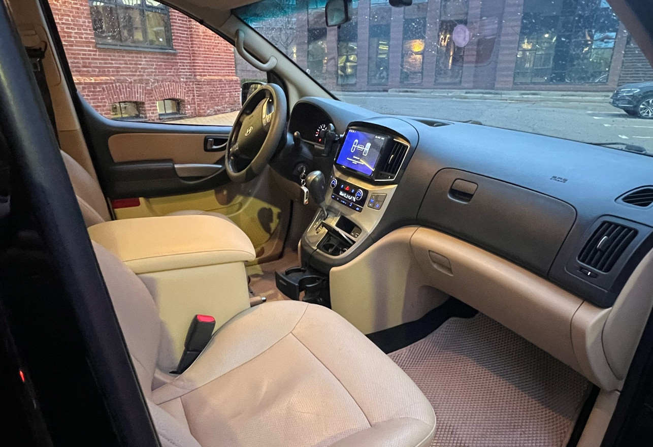 Аренда hyundai h-1 2016 года в городе Москва Бульвар Рокоссовского от 4500 руб./сутки, задний привод, двигатель: дизель, объем 2.5 литров, ОСАГО (Мультидрайв), без водителя, недорого, вид 7 - RentRide