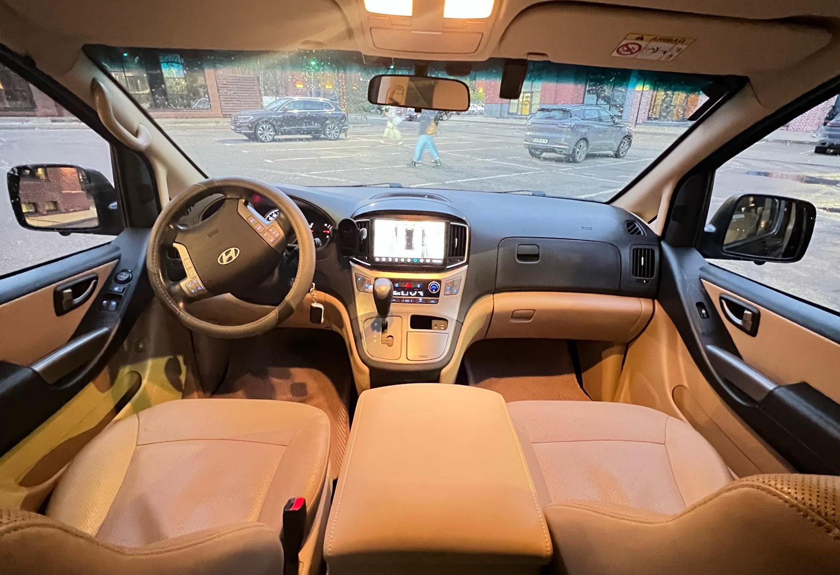 Аренда hyundai h-1 2016 года в городе Москва Бульвар Рокоссовского от 4500 руб./сутки, задний привод, двигатель: дизель, объем 2.5 литров, ОСАГО (Мультидрайв), без водителя, недорого, вид 6 - RentRide