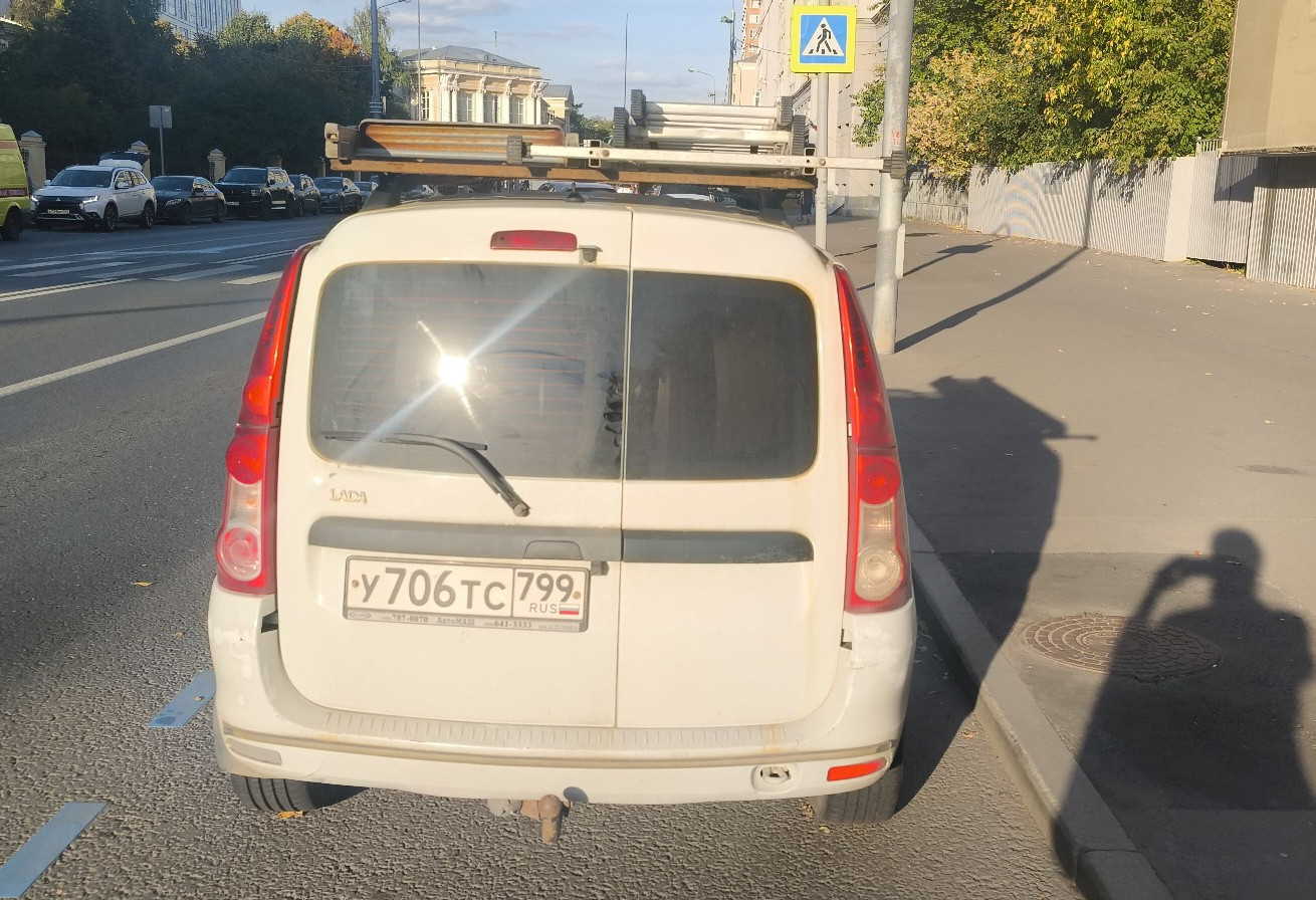 Аренда lada-vaz largus эконом класса 2014 года в городе Москва от 5360 руб./сутки, передний привод, двигатель: газ, объем 1.6 литров, ОСАГО (Мультидрайв), без водителя, недорого, вид 4 - RentRide