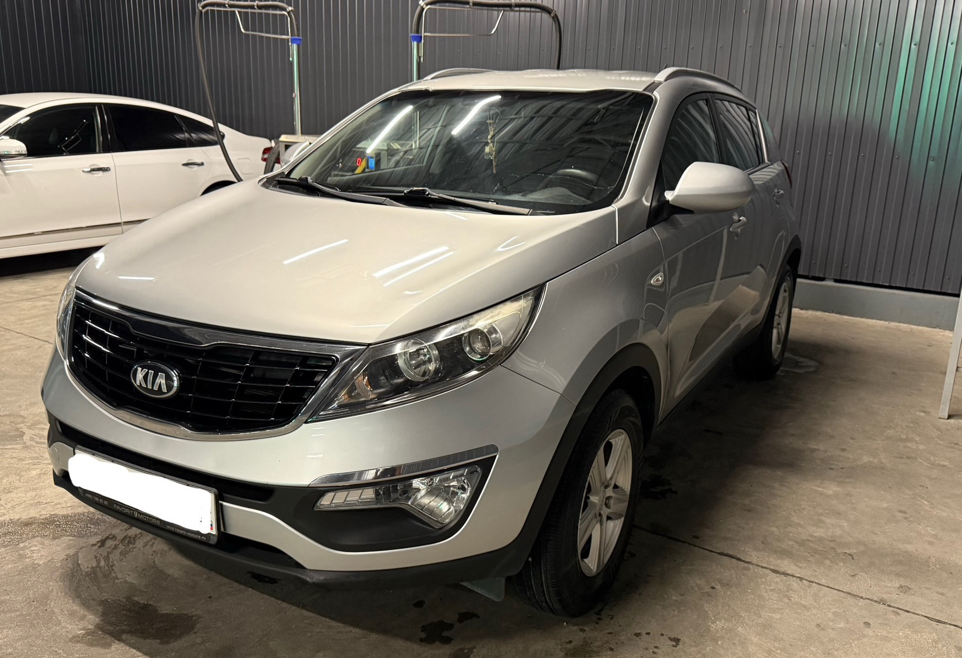 Аренда kia sportage эконом класса 2014 года в городе Москва от 2400 руб./сутки, передний привод, двигатель: бензин, объем 2 литра, ОСАГО (Впишу в полис), без водителя, недорого, вид 3 - RentRide