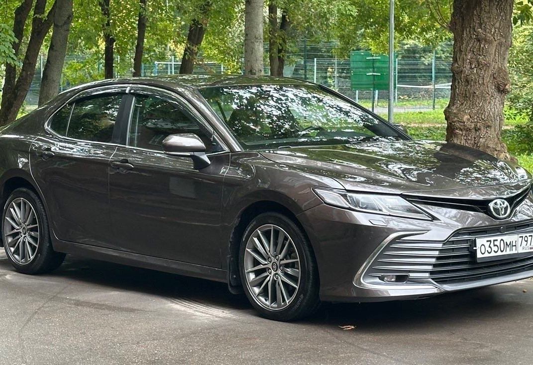 Аренда toyota camry комфорт класса 2019 года в городе Москва Нагорная от 4720 руб./сутки, передний привод, двигатель: бензин, объем 2.5 литров, ОСАГО (Впишу в полис), без водителя, недорого - RentRide