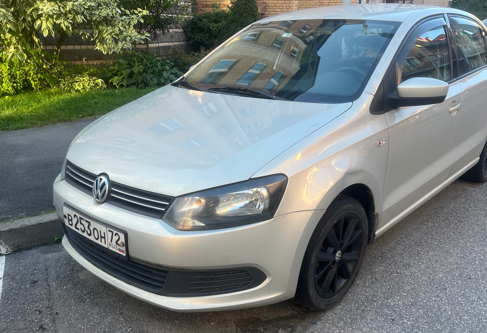 Аренда volkswagen polo эконом класса 2015 года в городе Москва Озерки от 1480 руб./сутки, передний привод, двигатель: бензин, объем 1.6 литров, ОСАГО (Впишу в полис), без водителя, недорого - RentRide
