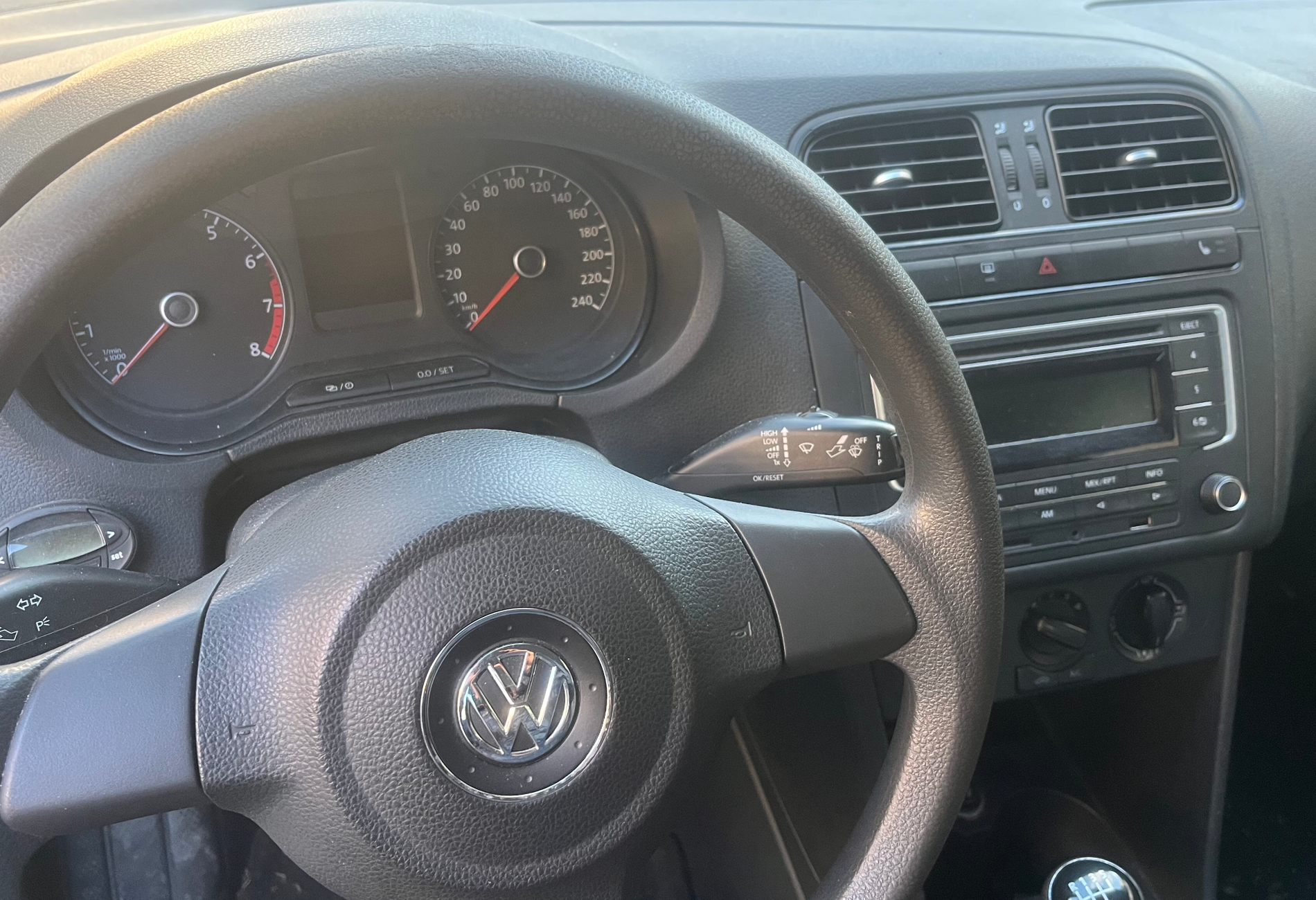 Аренда volkswagen polo эконом класса 2015 года в городе Москва Озерки от 1480 руб./сутки, передний привод, двигатель: бензин, объем 1.6 литров, ОСАГО (Впишу в полис), без водителя, недорого, вид 2 - RentRide