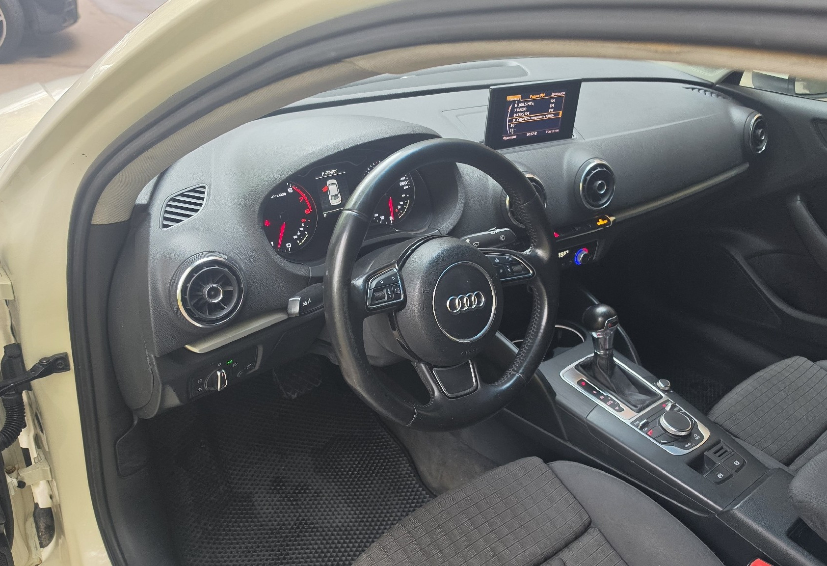 Аренда audi a3 комфорт класса 2014 года в городе Москва Нагорная от 3600 руб./сутки, передний привод, двигатель: бензин, объем 1.4 литра, ОСАГО (Впишу в полис), без водителя, недорого, вид 9 - RentRide