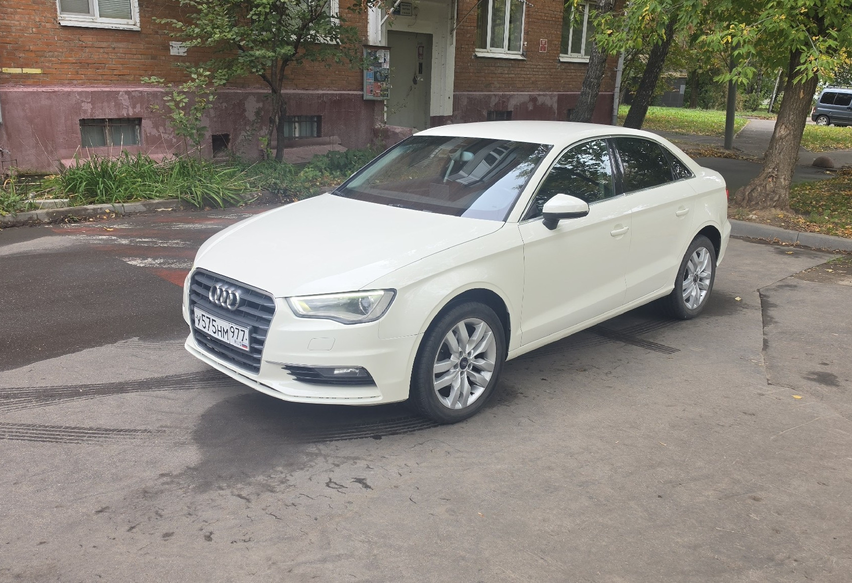 Аренда audi a3 комфорт класса 2014 года в городе Москва Нагорная от 3600 руб./сутки, передний привод, двигатель: бензин, объем 1.4 литра, ОСАГО (Впишу в полис), без водителя, недорого - RentRide