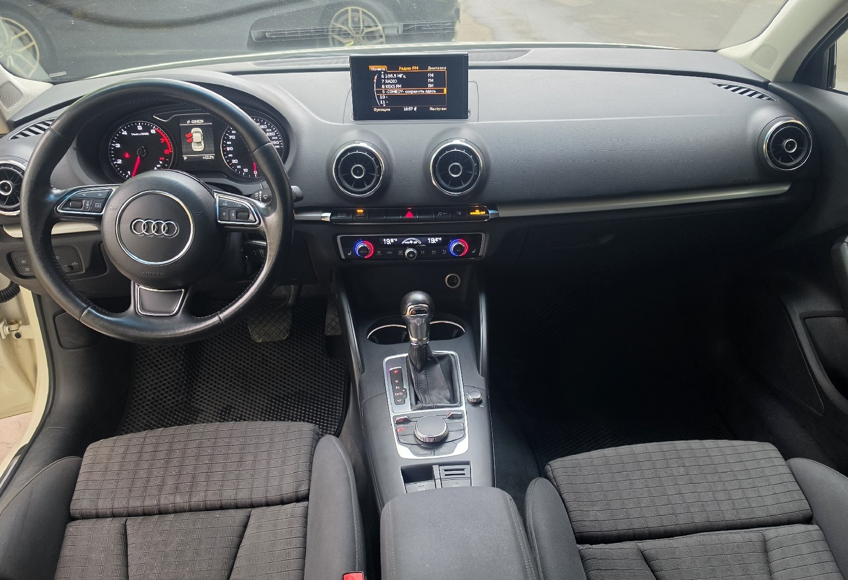 Аренда audi a3 комфорт класса 2014 года в городе Москва Нагорная от 3600 руб./сутки, передний привод, двигатель: бензин, объем 1.4 литра, ОСАГО (Впишу в полис), без водителя, недорого, вид 8 - RentRide