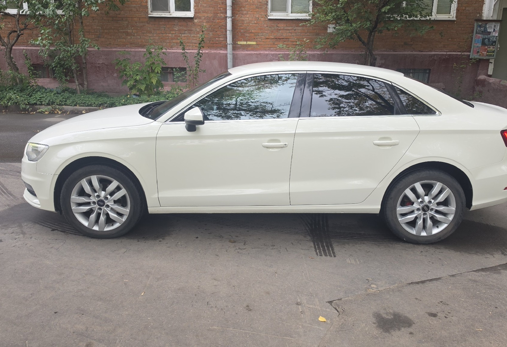 Аренда audi a3 комфорт класса 2014 года в городе Москва Нагорная от 3600 руб./сутки, передний привод, двигатель: бензин, объем 1.4 литра, ОСАГО (Впишу в полис), без водителя, недорого, вид 2 - RentRide