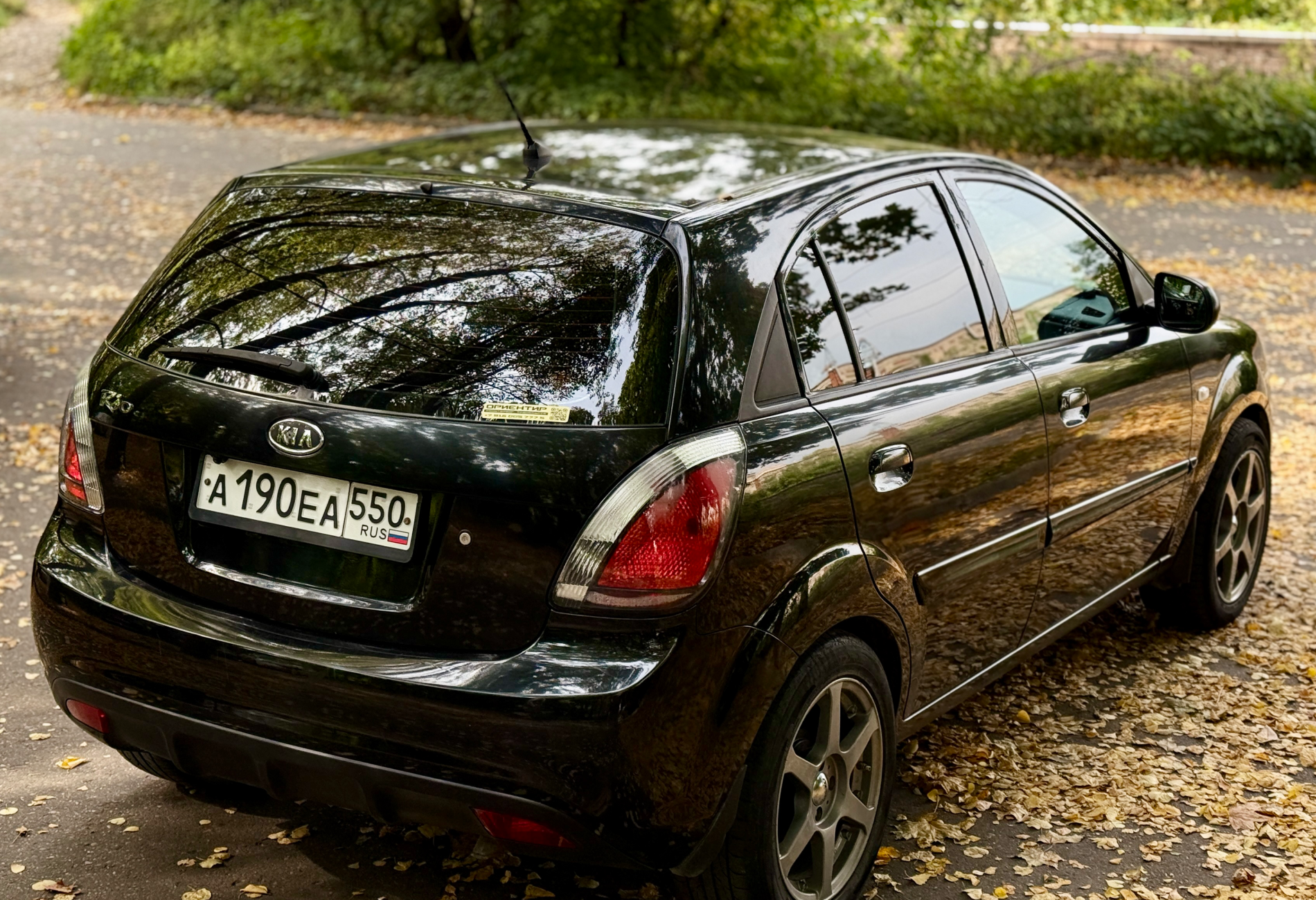 Аренда kia rio эконом класса 2011 года в городе Москва от 1200 руб./сутки, передний привод, двигатель: бензин, объем 1.4 литра, ОСАГО (Впишу в полис), без водителя, недорого - RentRide