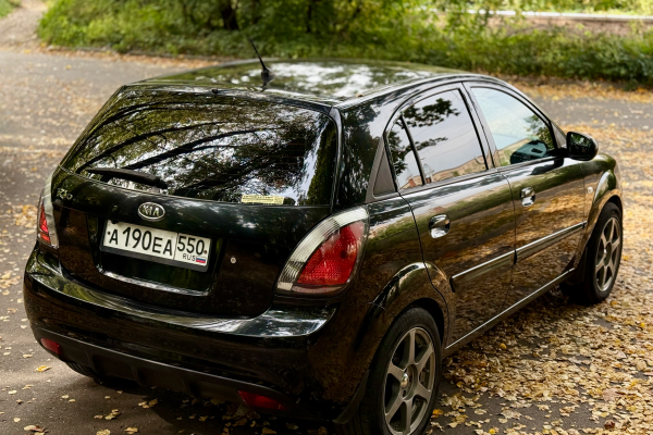 Прокат авто kia rio эконом класса 2011 года в городе Королев от 1200 руб./сутки, передний привод, двигатель: бензин, объем 1.4 литра, ОСАГО (Впишу в полис), без водителя, недорого - RentRide