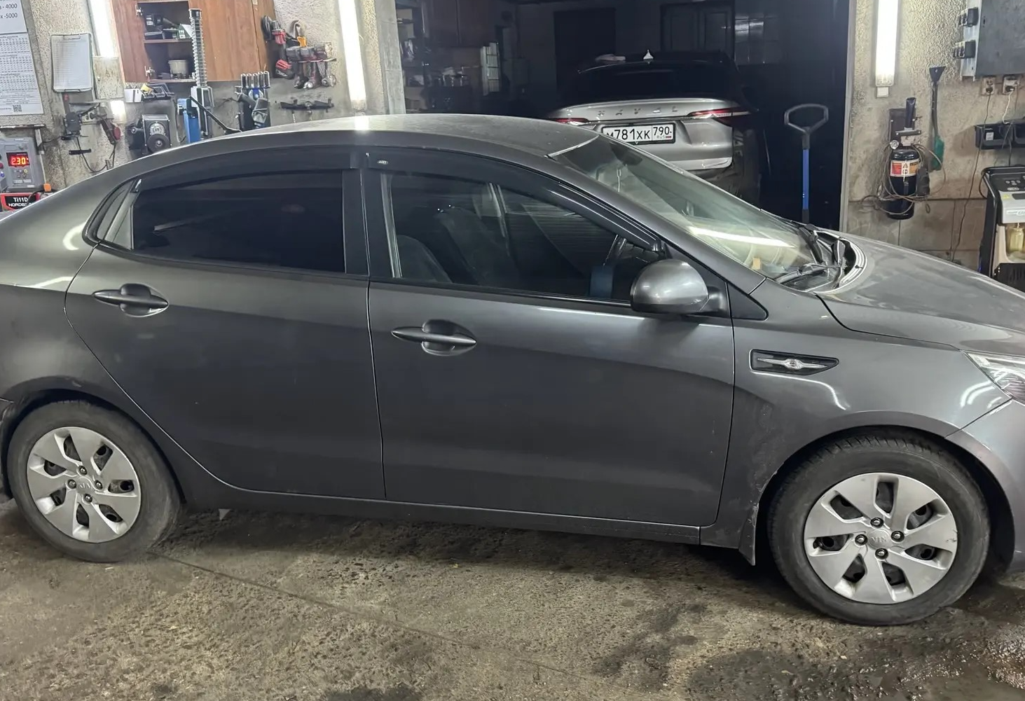 Аренда kia rio эконом класса 2014 года в городе Москва от 1440 руб./сутки, передний привод, двигатель: бензин, объем 1.4 литра, ОСАГО (Впишу в полис), без водителя, недорого, вид 3 - RentRide