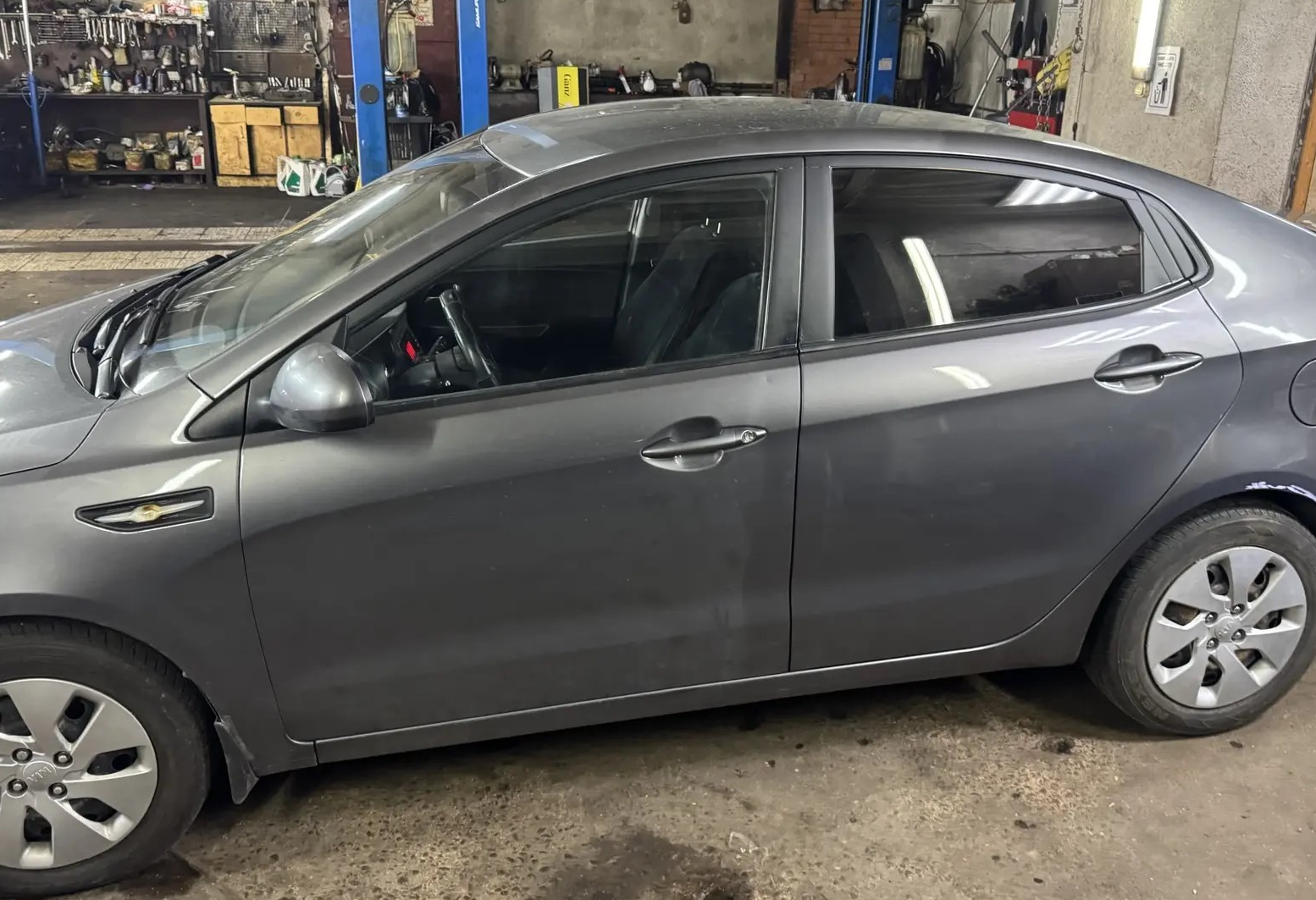 Аренда kia rio эконом класса 2014 года в городе Москва от 1440 руб./сутки, передний привод, двигатель: бензин, объем 1.4 литра, ОСАГО (Впишу в полис), без водителя, недорого, вид 2 - RentRide