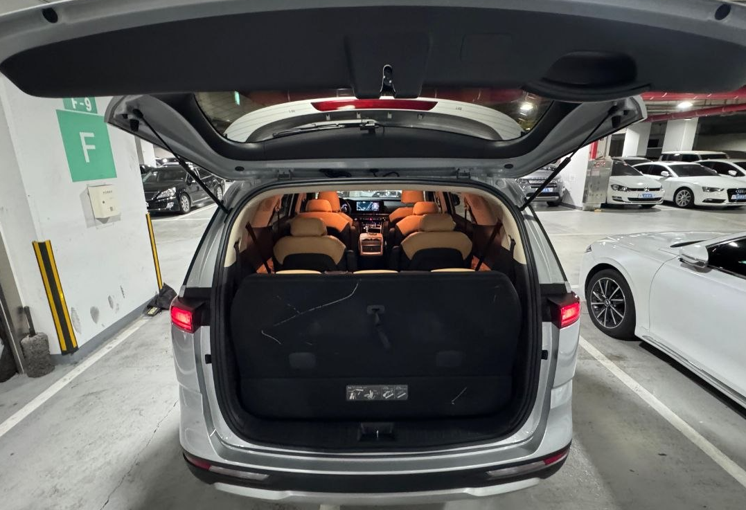 Аренда kia carnival 2021 года в городе Москва Строгино от 8000 руб./сутки, передний привод, двигатель: дизель, объем 2.2 литра, каско (Мультидрайв), ОСАГО (Мультидрайв), без водителя, недорого, вид 8 - RentRide