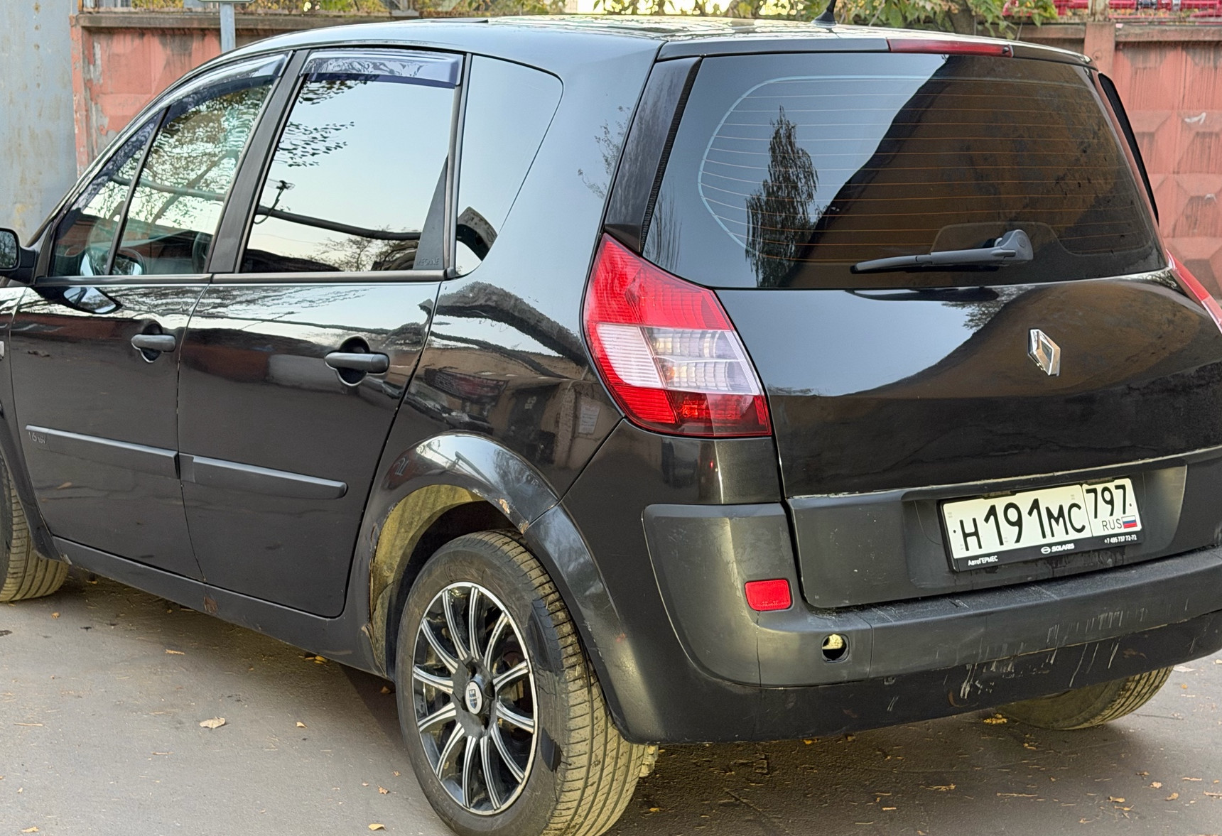 Аренда renault scenic эконом класса 2004 года в городе Москва Водный стадион от 1600 руб./сутки, передний привод, двигатель: бензин, объем 1.6 литров, ОСАГО (Впишу в полис), без водителя, недорого, вид 3 - RentRide