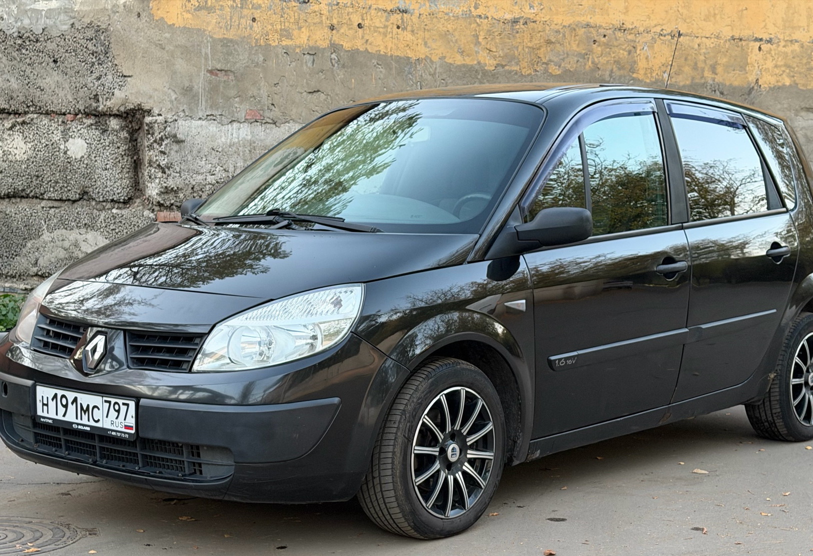 Аренда renault scenic эконом класса 2004 года в городе Москва Водный стадион от 1600 руб./сутки, передний привод, двигатель: бензин, объем 1.6 литров, ОСАГО (Впишу в полис), без водителя, недорого, вид 2 - RentRide