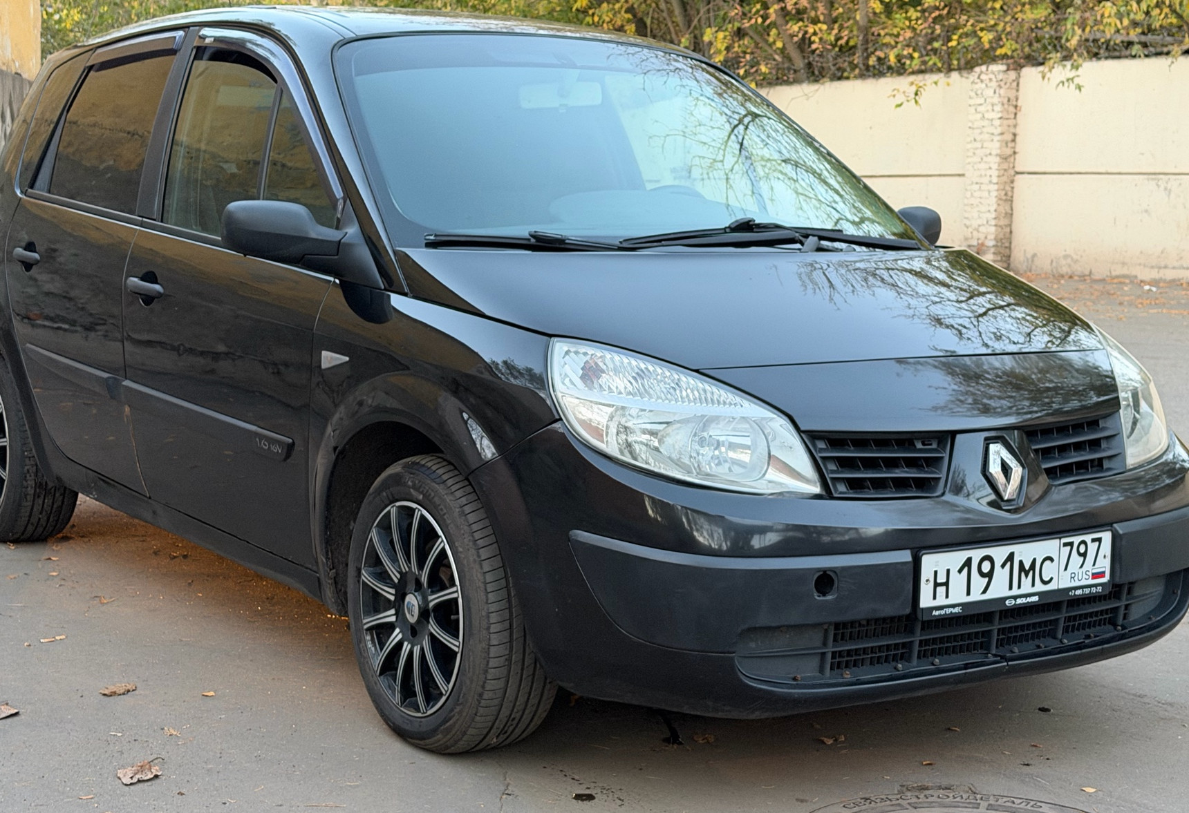 Аренда renault scenic эконом класса 2004 года в городе Москва Водный стадион от 1600 руб./сутки, передний привод, двигатель: бензин, объем 1.6 литров, ОСАГО (Впишу в полис), без водителя, недорого - RentRide