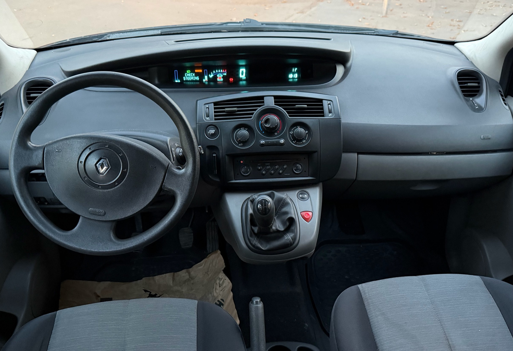Аренда renault scenic эконом класса 2004 года в городе Москва Водный стадион от 1600 руб./сутки, передний привод, двигатель: бензин, объем 1.6 литров, ОСАГО (Впишу в полис), без водителя, недорого, вид 5 - RentRide